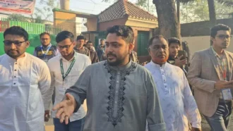 ভোট দিতে কেন্দ্রে নাহিদ ইসলাম