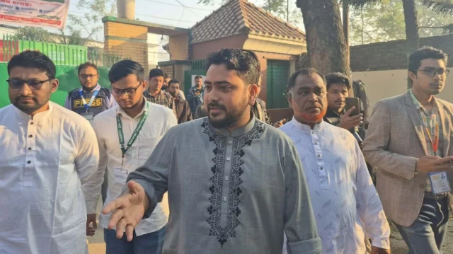 ভোট দিতে কেন্দ্রে নাহিদ ইসলাম