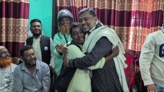 শিশির মনিরের হাতে ফুল দিয়ে জামায়াতে যোগ দিলেন বিএনপির ২ শতাধিক নেতাকর্মী