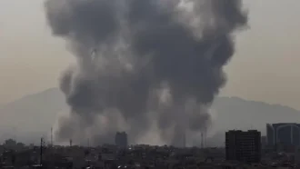 খামেনির বাসভবনের কাছে মুহুর্মুহু ক্ষেপণাস্ত্র হামলা