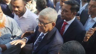 হেঁটেই সংসদ প্রাঙ্গণে গেলেন মির্জা ফখরুলসহ নবনির্বাচিত এমপিরা