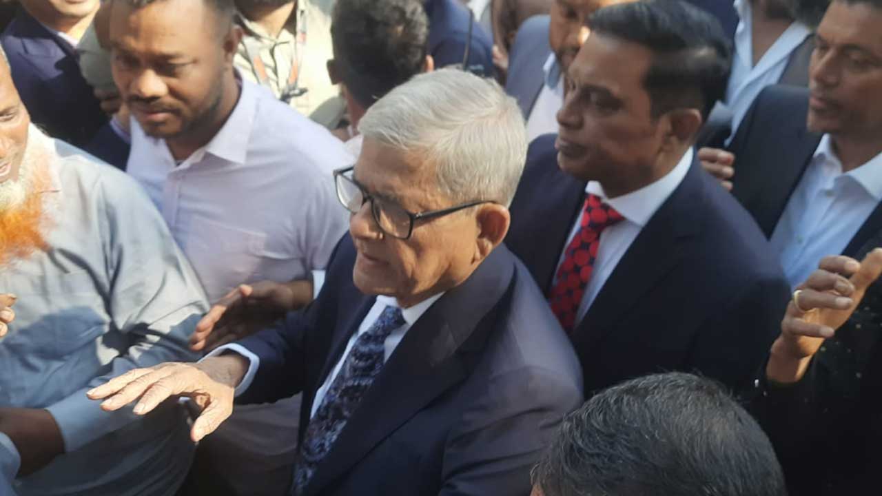 হেঁটেই সংসদ প্রাঙ্গণে গেলেন মির্জা ফখরুলসহ নবনির্বাচিত এমপিরা