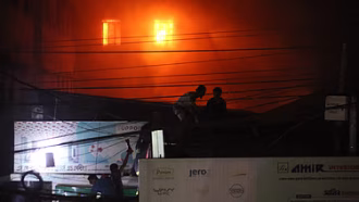 কারওয়ান বাজারে কাঠের দোকানে আগুন, কাজ করছে ৫ ইউনিট