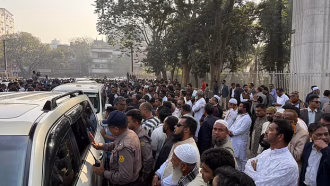 শপথ নিতে সংসদ ভবনে ঢুকছেন জয়ী সংসদ সদস্যরা