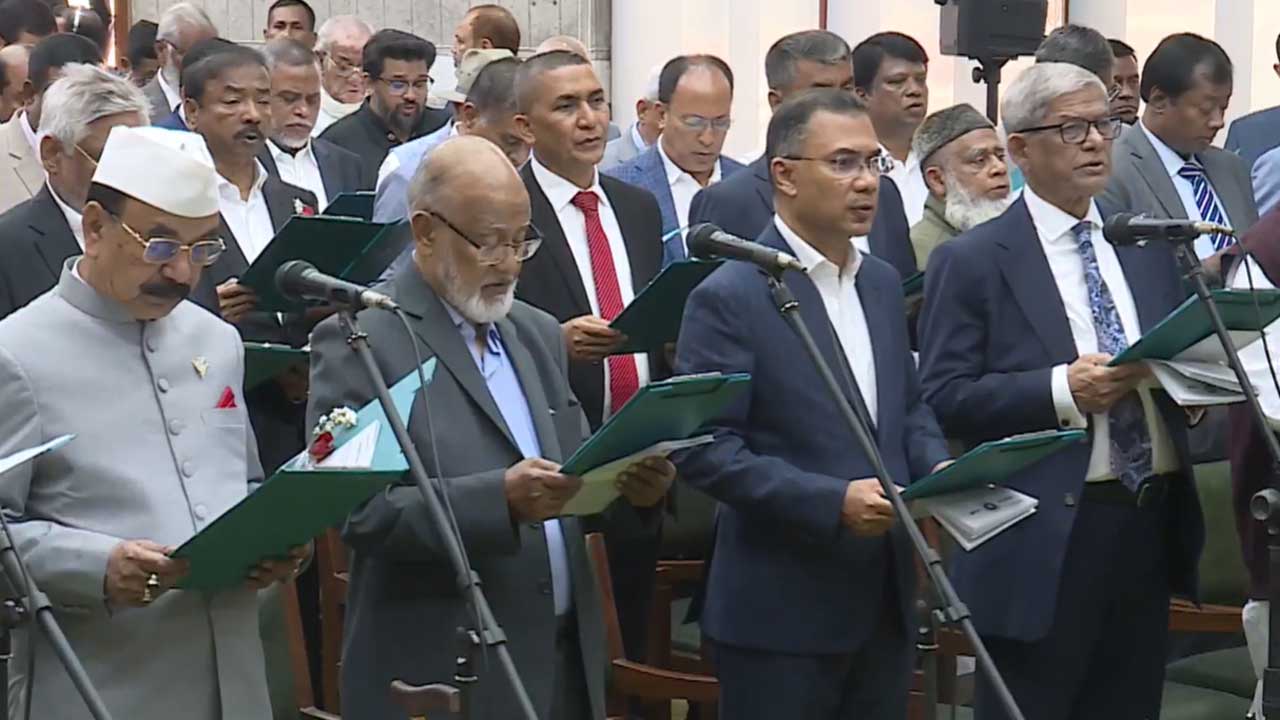 সংসদ সদস্যদের শপথ পড়ালেন সিইসি