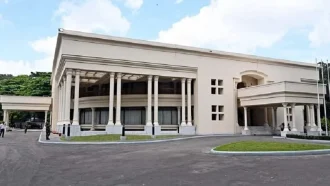 ১৯ মাস পর যমুনা ছাড়লেন ড. ইউনূস