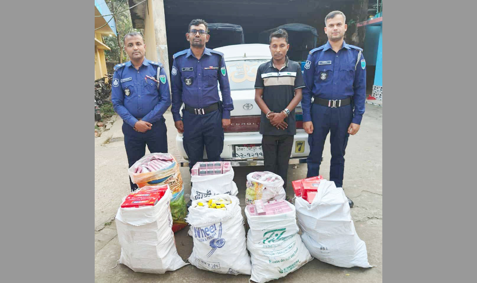 বিয়ানীবাজারে ৪ লাখ টাকার ভারতীয় প্রসাধন সামগ্রী জব্দ, গ্রেফতার ১