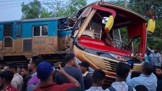 কুমিল্লায় বাস-ট্রেন সংঘর্ষে হতাহতের ঘটনায় গেটম্যান গ্রেফতার