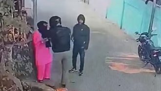 সিলেটে হেঁটে যাচ্ছিলেন নারী, পথ রোধ করে ছিনতাই