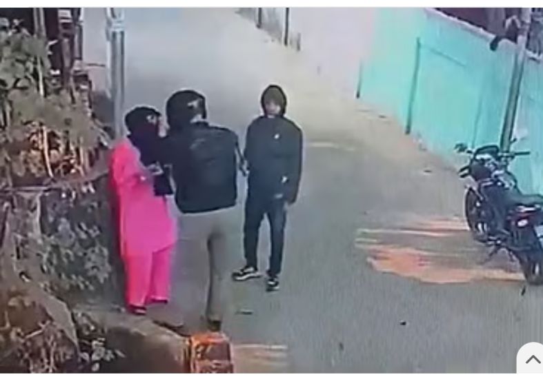 সিলেটে হেঁটে যাচ্ছিলেন নারী, পথ রোধ করে ছিনতাই