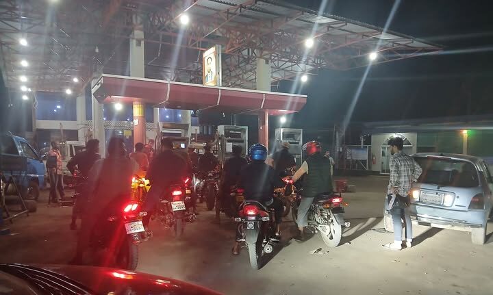 বিয়ানীবাজারেও তেল কেনার হিড়িক, ফিলিং স্টেশনগুলোতে ভিড়