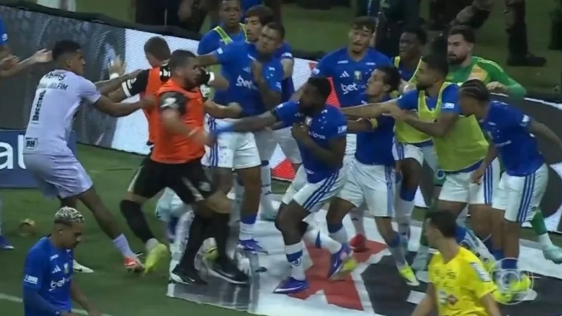 ফুটবল মাঠে কিল-ঘুষি-লাথি, ২৩ লাল কার্ড দেখালেন রেফারি