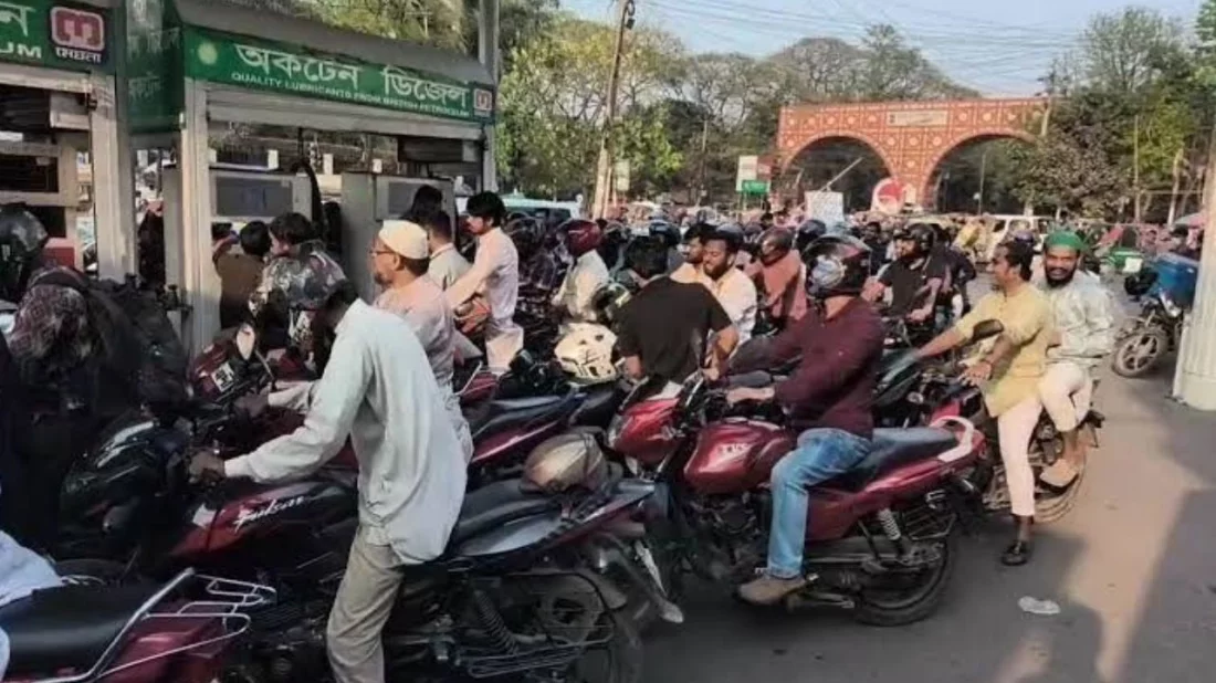 পেট্রোল পাম্পগুলোতে উপচে পড়া ভিড়, মিলছে না তেল