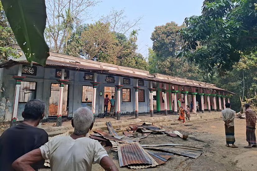সিলেটের কানাইঘাটে আগুনে পুড়ল আওয়ামী লীগ নেতার বাড়ি, নেপথ্যে দ্বন্ধ