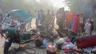 নাটোরে ট্রাক-ইজিবাইকের মুখোমুখি সংঘর্ষে নিহত তিন, আহত ৪