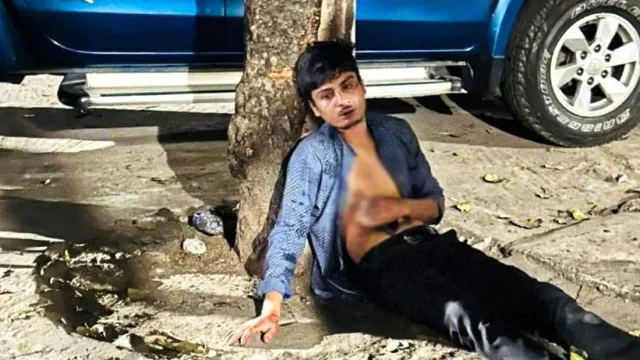 মধ্যরাতে শিক্ষার্থীদের হাতে আটক ঢাবি ছাত্রলীগ কর্মী, মারধরের পর থানায় সোপর্দ