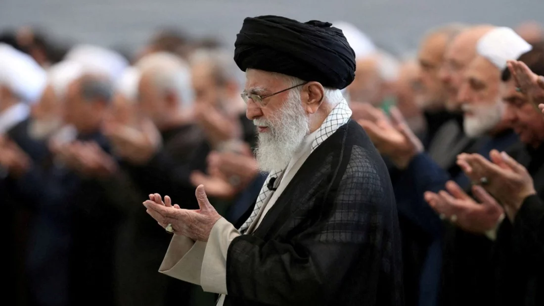 খামেনিকে লক্ষ্য করে ৩০টি বোমা নিক্ষেপ