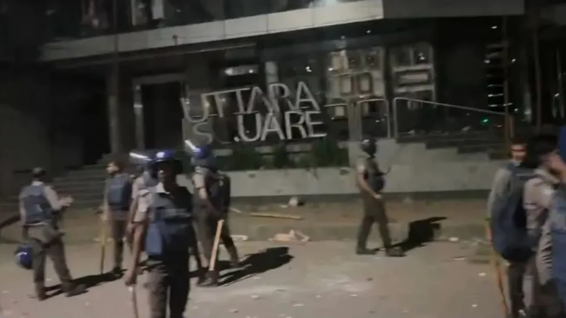 রিকশাচালক নিহতের ঘটনায় রাতভর উত্তেজনা, থানা ও শপিং মলে হামলা-অগ্নিসংযোগ