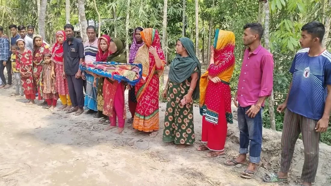 প্রেমিকের বিচারের দাবিতে সন্তানের মরদেহ নিয়ে মায়ের মানববন্ধন