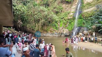 জলপ্রপাতের টানে মাধবকুণ্ডে পর্যটকদের ভিড়