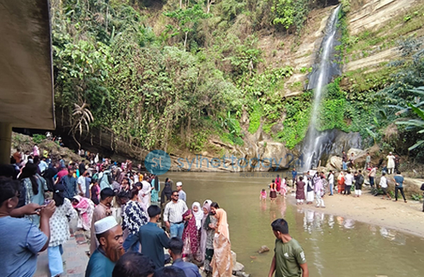 জলপ্রপাতের টানে মাধবকুণ্ডে পর্যটকদের ভিড়