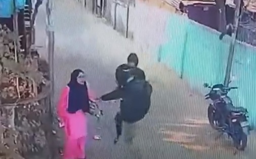 আবারও প্রকাশ্যে ছিনতাই, আবারও ফুটেজ ভাইরাল, এবার কী ধরা পড়বে ছিনতাইকারীরা