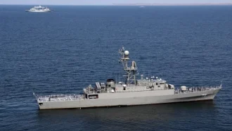 মার্কিন সাবমেরিনের টর্পেডো হামলায় ডুবল ইরানি যুদ্ধজাহাজ, নিহত ৮০