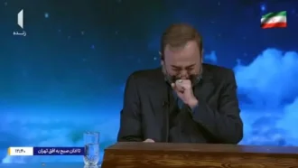 খামেনির মৃত্যুসংবাদ পড়তে গিয়ে কান্নায় ভেঙে পড়লেন উপস্থাপক