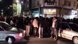 খামেনির মৃত্যুতে গান বাজিয়ে-আতশবাজি ফুটিয়ে ইরানিদের উল্লাস