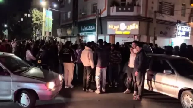 খামেনির মৃত্যুতে গান বাজিয়ে-আতশবাজি ফুটিয়ে ইরানিদের উল্লাস