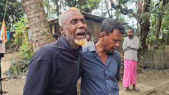 দালালের প্রলোভনে কেউ স্বেচ্ছায়, কেউ বাধ্য হয়ে সন্তানদের অবৈধ পথে প্রবাসে পাঠান