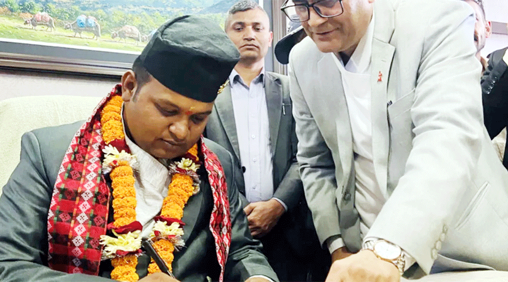 স্ত্রীকে নিয়োগ দিয়ে বরখাস্ত কর্মসংস্থানমন্ত্রী