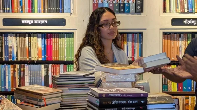 হঠাৎ বাতিঘরে জাইমা রহমান