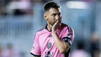 অনুশীলনে ফটোগ্রাফারের ক্যামেরা ভাঙলেন মেসি