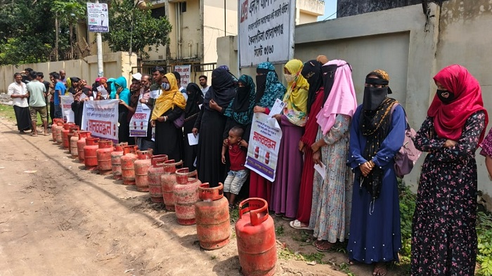 গোলাপগঞ্জে এলপিজি প্লান্টেও সরকারি মূল্যে সিলিন্ডার মিলছে না, গ্রাহকদের বিক্ষোভ