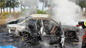 টেকনাফে চলন্ত প্রাইভেট কারে আগুন