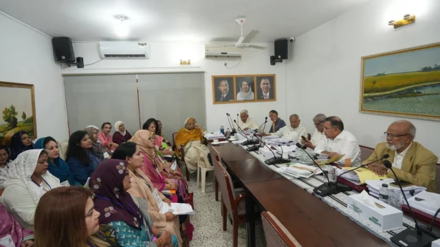 গভীর রাত পর্যন্ত সংরক্ষিত নারী আসনের মনোনয়ন প্রত্যাশীদের সাক্ষাৎকার নিলেন প্রধানমন্ত্রী