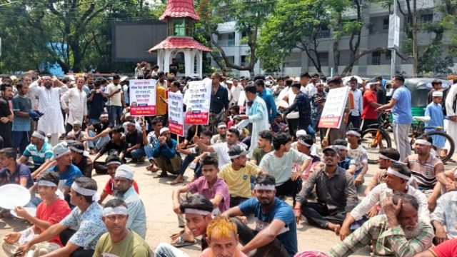 সিলেটে ‘থালা-বাটি’ নিয়ে আন্দোলনে রাস্তায় হকাররা