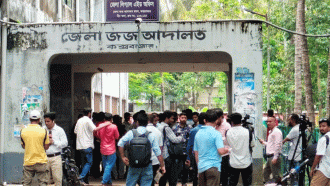 আদালত চত্বরে প্রকাশ্যে গুলি, আহত ২