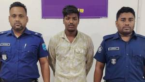 বাথরুমের ভেন্টিলেটর দিয়ে কলেজছাত্রীর গোসলের ভিডিও ধারণ, অতঃপর…