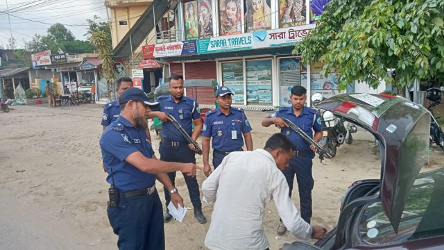 সিলেট বিভাগের নতুন ডিআইজির নির্দেশে অতিরিক্ত পুলিশ সুপারের নেতৃতে গোলাপগঞ্জ চৌমুহীনীতে পুলিশের বিশেষ চেকপোস্ট ও সাড়াঁশি অভিযান