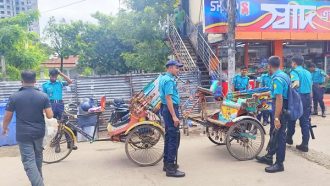 নগরে আবার চলতে শুরু করেছে ব্যাটারিচালিত যানবাহন, সতর্কবার্তা পুলিশের