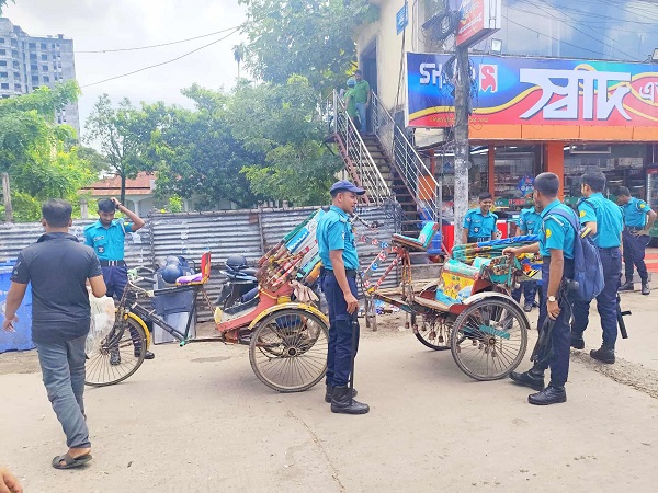 নগরে আবার চলতে শুরু করেছে ব্যাটারিচালিত যানবাহন, সতর্কবার্তা পুলিশের
