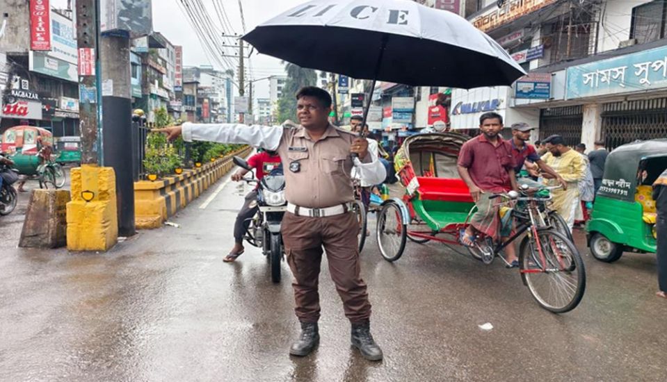 সিলেটে হাত আর বাঁশ দিয়ে ট্রাফিক নিয়ন্ত্রণ