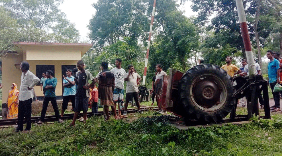 শ্রীমঙ্গলে ট্রেনের সাথে ট্রাক্টরের সংঘর্ষ, আহত চালক