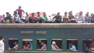 ঝুঁকি নিয়ে সিলেটে ট্রেনের ছাদে ভ্রমণ, বাড়ছে প্রাণহানি
