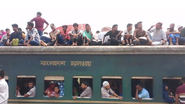 ঝুঁকি নিয়ে সিলেটে ট্রেনের ছাদে ভ্রমণ, বাড়ছে প্রাণহানি