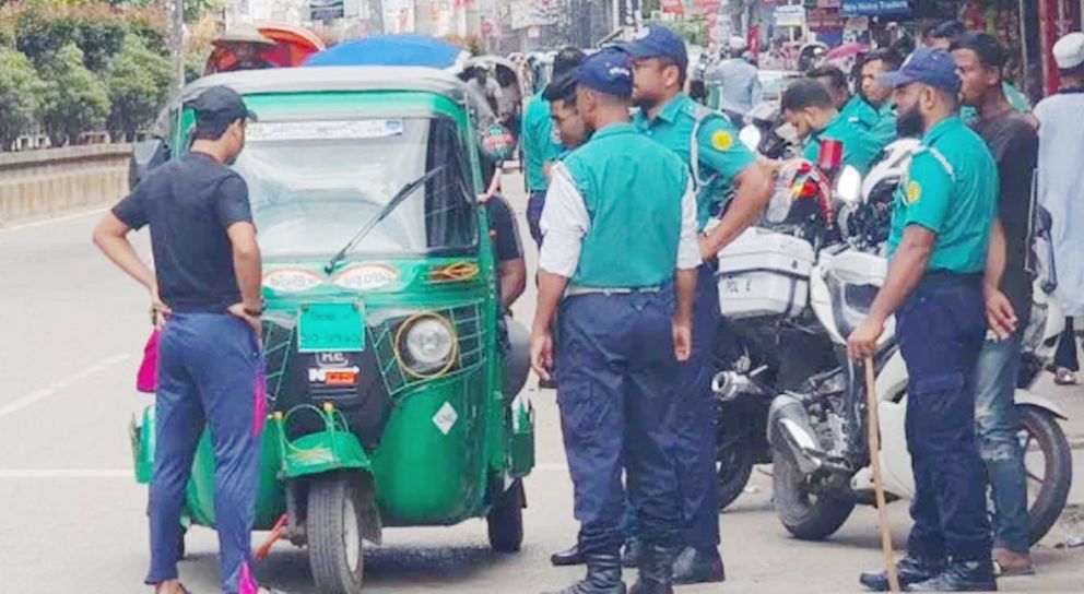 সিলেটের সড়কে পুলিশের বিশেষ অভিযান