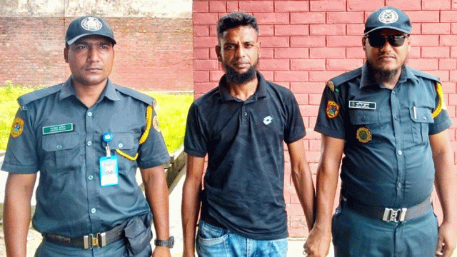জেলে স্ত্রীকে গাঁজা দিতে গিয়ে স্বামী আটক