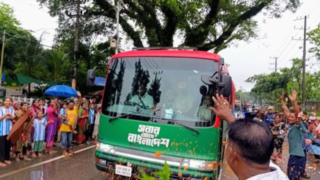 সড়কে জনতা, মৌলভীবাজারের পথে প্রধানমন্ত্রী